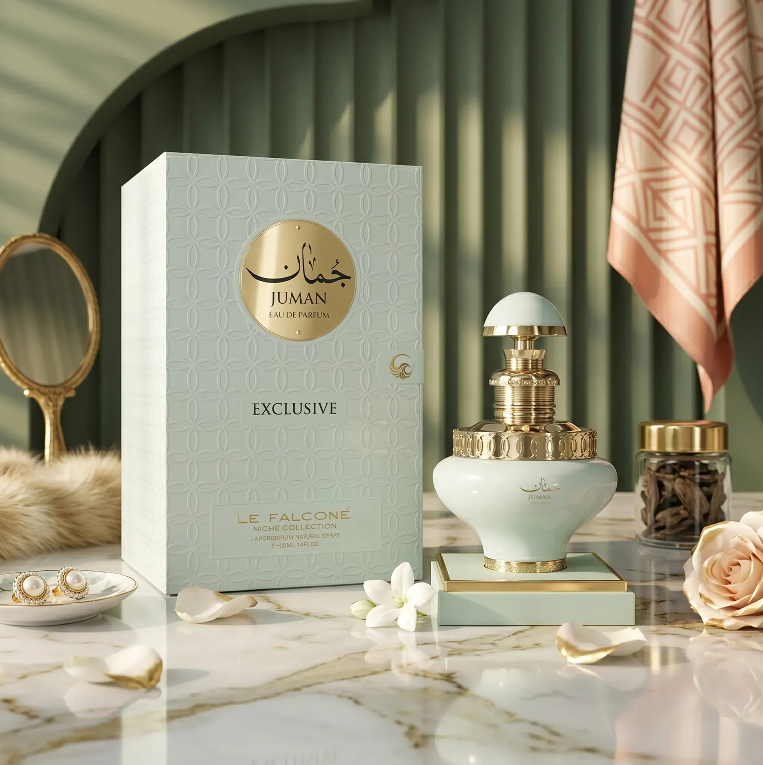 Een luxueuze lifestyle-opname van de Juman Exclusive 100 ml fles en geschenkdoos, gestileerd op een marmeren oppervlak met parels, rozenblaadjes en decoratieve accenten.