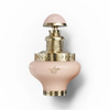 Close-up van het damesparfumflesje Juman Precious 100 ml met gouden details. Een studio-opname van het glazen flesje Juman Precious 100 ml, met de nadruk op het delicate, zachtgekleurde lichaam en de ingewikkelde goudkleurige metalen accenten rond de hals en de basis.