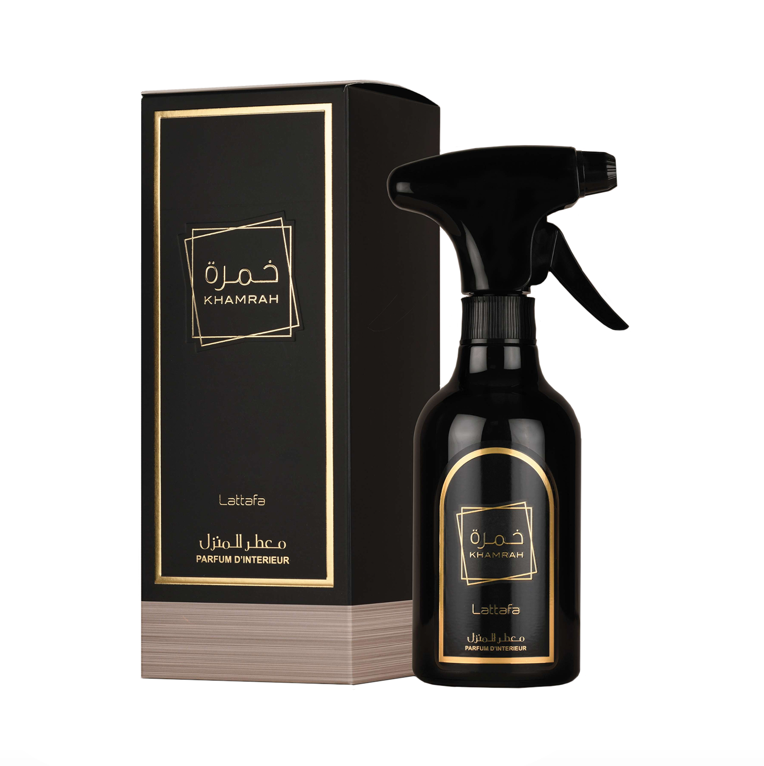 Een professionele productfoto van de Lattafa Khamrah 450 ml roomspray naast de elegante verpakking, die de hoogwaardige, verfijnde esthetiek van deze luxe huisgeur benadrukt.