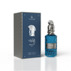 Een hoogwaardige productpresentatie van Le Falconé Muharib Hero Extrait de Parfum, met de blauwe glazen flacon van 85 ml naast de elegante blauwe geschenkverpakking met textuur en het iconische zilveren Spartaanse helmontwerp.