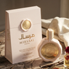Een premium productdisplay van Mirsaal Passion Eau de Parfum, met de lichtroze, met was verzegelde fles van 100 ml naast de bijpassende elegante geschenkdoos, vormgegeven met vanillebonen en aromatische accenten op een marmeren oppervlak.
