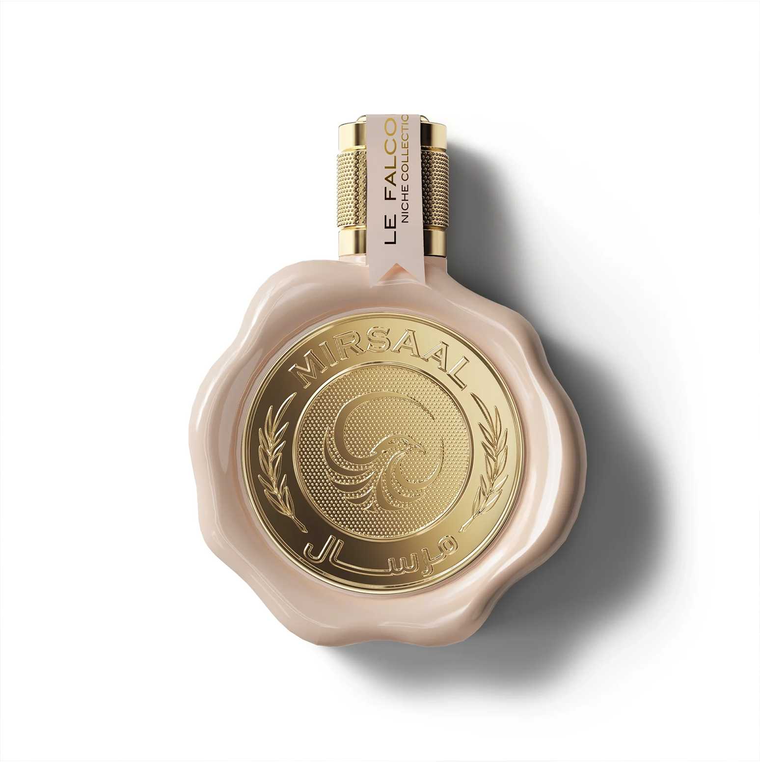 Close-up van de Le Falconé Mirsaal Passion 100ml flacon met het unieke waszegelontwerp. Een studio-opname van de Mirsaal Passion 100ml fles, met de nadruk op de zachtroze tint, het iconische gouden embleem geïnspireerd op de waxzegel en het ingewikkelde vakmanschap van de dop.