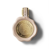 Close-up van de Le Falconé Mirsaal Passion 100ml flacon met het unieke waszegelontwerp. Een studio-opname van de Mirsaal Passion 100ml fles, met de nadruk op de zachtroze tint, het iconische gouden embleem geïnspireerd op de waxzegel en het ingewikkelde vakmanschap van de dop.