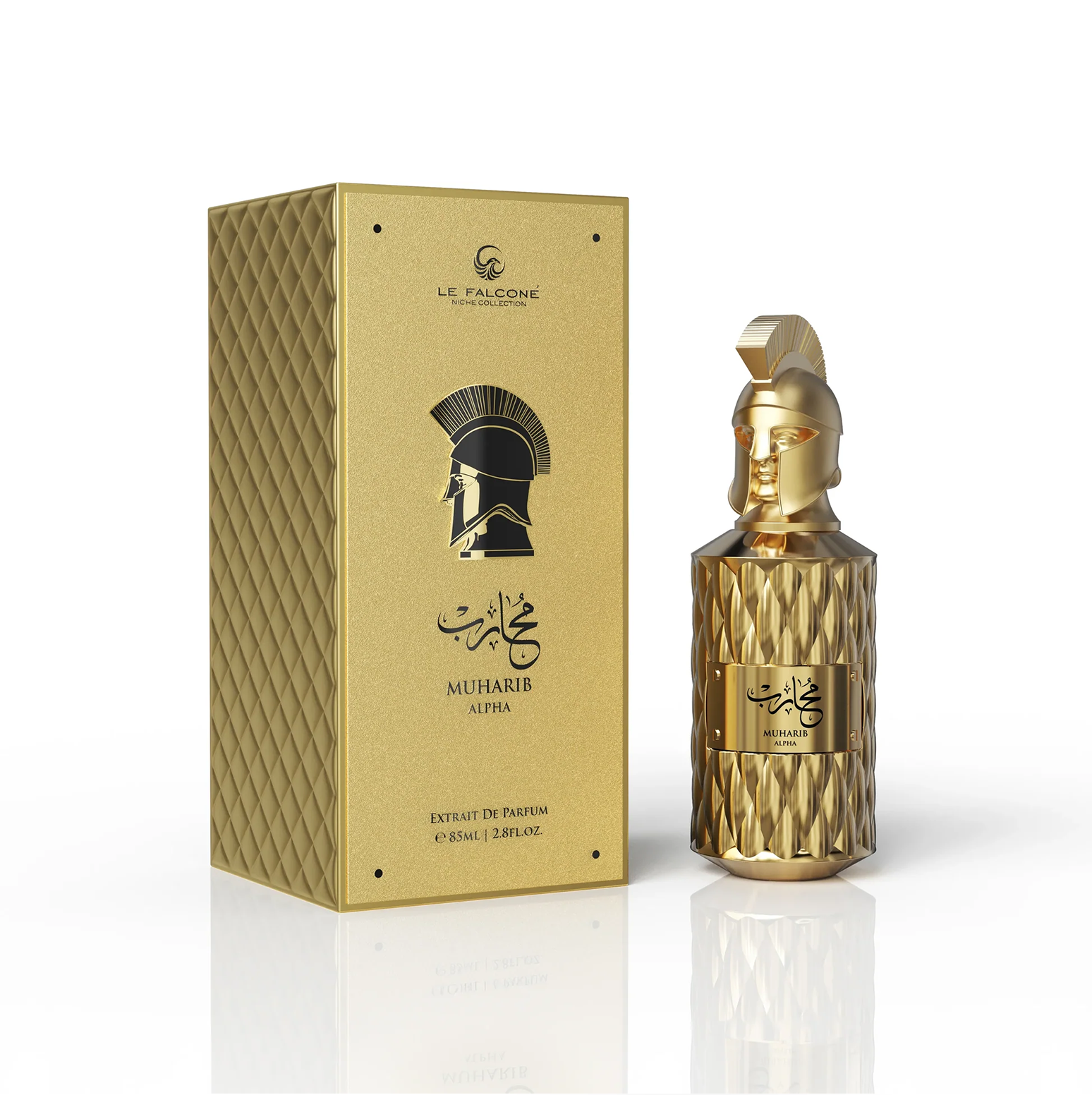 Een premium productpresentatie van Le Falconé Muharib Alpha Extrait de Parfum, met het 85 ml flesje naast de elegante, goudkleurige doos met textuur, waarop het iconische Spartaanse helmontwerp te zien is.