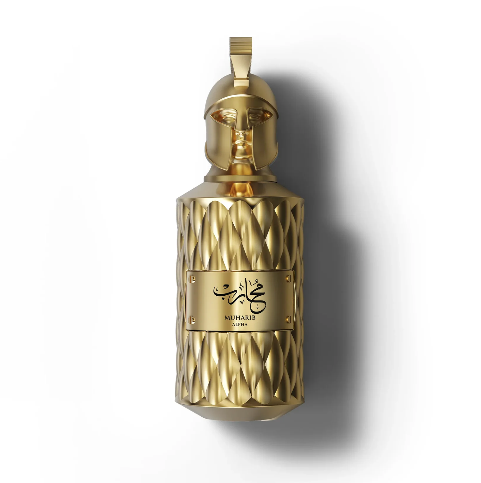 Een gedetailleerde studioshot van de Le Falconé Muharib Alpha 85ml gouden flacon, met de nadruk op de ingewikkelde metallic textuur en de unieke, sculpturale Spartaanse helmdop die deze luxe mannengeur definieert.