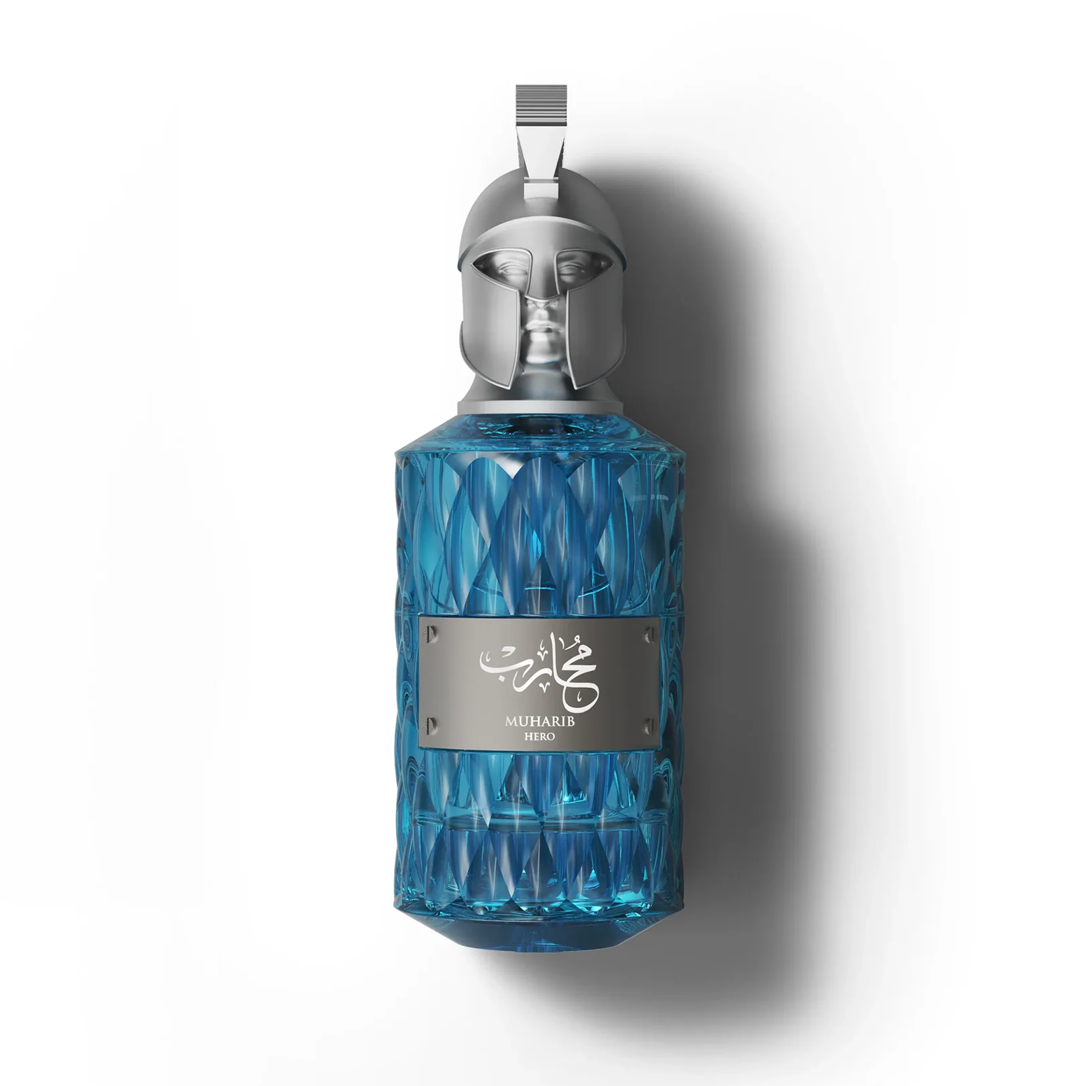 Le Falconé Muharib Hero 85ml herenparfumfles met zilveren Spartaanse helmdop. Een gedetailleerde studio-opname van de blauwe glazen Le Falconé Muharib Hero 85 ml flacon, met de nadruk op de unieke, sculpturale zilveren Spartaanse helmdop en het gestructureerde, kristalheldere ontwerp van de flacon.