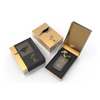Een premium presentatie van Le Falconé Qannas Eau de Parfum, met het 90 ml flesje uitgestald naast de elegante zwarte en gouden geschenkdozen, die het luxe design en het kenmerkende gouden panterembleem benadrukken.