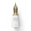 Close-up van de Le Falconé Risala For You 100ml flacon met een gouden vulpen-nib dop. Een studio-opname van de Risala For You 100ml parfumfles, met de nadruk op de slanke witte body en de ingewikkelde, sculpturale gouden vulpenpuntdop die deze unieke nichegeur definieert.
