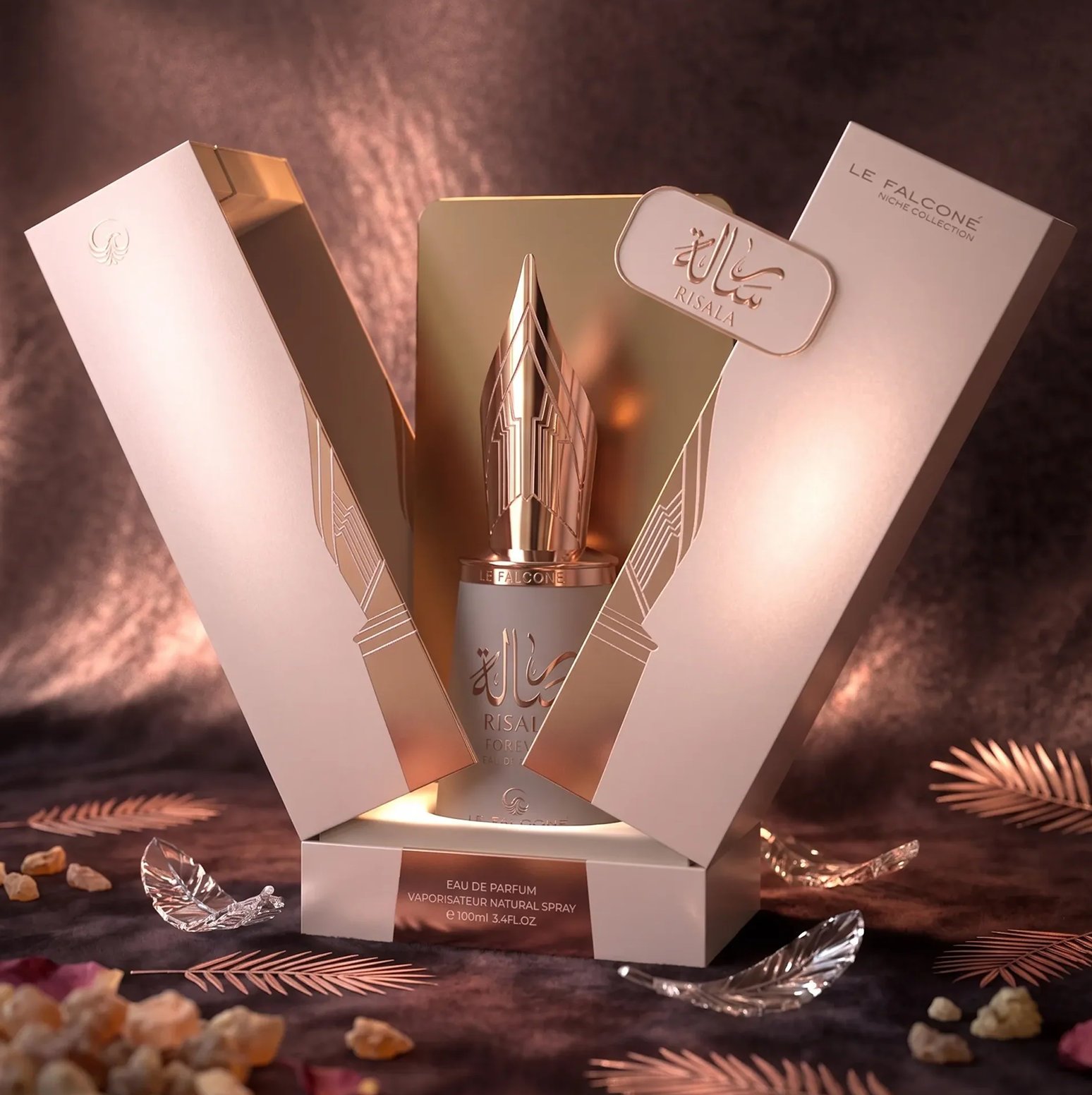 Een luxe productpresentatie van Risala Forever Eau de Parfum, met de 100 ml flacon met de kenmerkende vulpenpuntdop, gepresenteerd in de elegante geschenkdoos met decoratieve accenten.