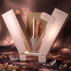 Een luxe productpresentatie van Risala Forever Eau de Parfum, met de 100 ml flacon met de kenmerkende vulpenpuntdop, gepresenteerd in de elegante geschenkdoos met decoratieve accenten.