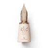Close-up van de Le Falconé Risala Forever 100ml flacon met een gouden vulpen-nib dop. Een studio-opname van de Risala Forever 100ml parfumfles, met de nadruk op het slanke lichaam en de ingewikkelde, sculpturale gouden vulpenpuntdop die deze unieke nichegeur definieert.